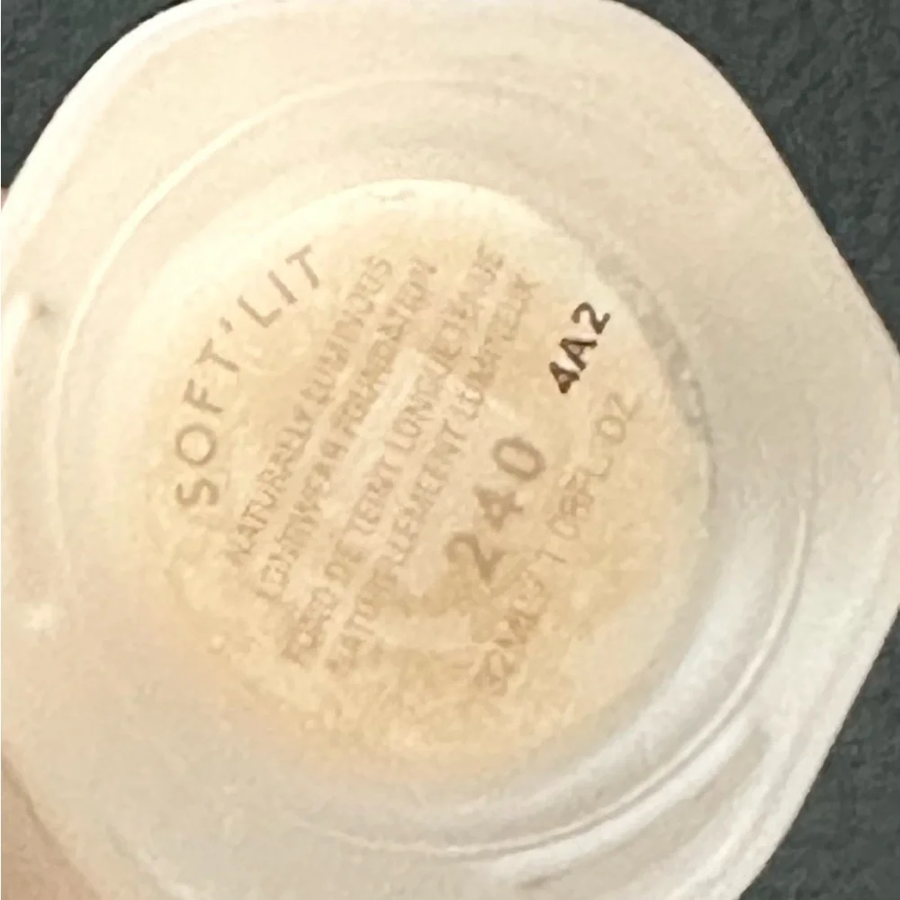 Nwt SOFT'LIT NATURALLY LUMINOUS LONGWEAR FOUNDATION - 240